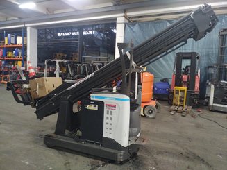 Chariot à mât rétractable UniCarriers UHX200 - 4