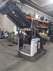 Chariot à mât rétractable UniCarriers UHX200 - 1