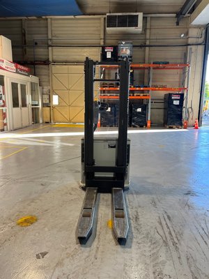 Gerbeur accompagnant UniCarriers PS125