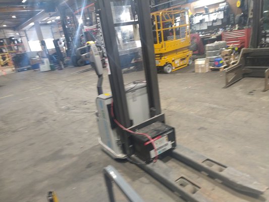 Gerbeur accompagnant UniCarriers PS125