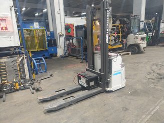 Gerbeur accompagnant UniCarriers PS125 - 1