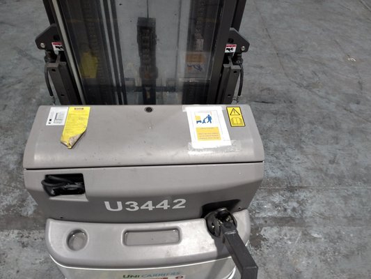 Gerbeur accompagnant UniCarriers PSH160