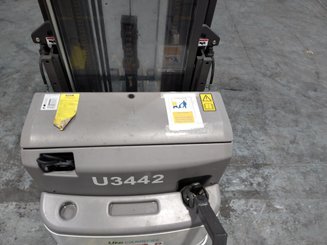 Gerbeur accompagnant UniCarriers PSH160 - 4