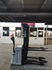 Gerbeur accompagnant UniCarriers PSH160 - 1