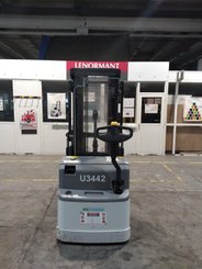 Gerbeur accompagnant UniCarriers PSH160 - 1