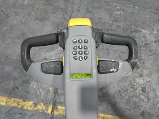 Gerbeur accompagnant UniCarriers PSH160 - 5