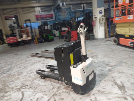 Transpalette accompagnant UniCarriers MDE200