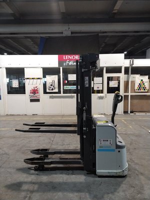 Gerbeur accompagnant UniCarriers PSH160
