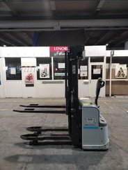 Gerbeur accompagnant UniCarriers PSH160 - 2