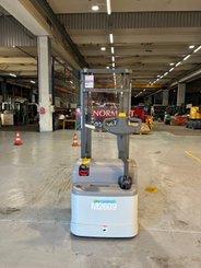 Gerbeur accompagnant UniCarriers PS125 - 1