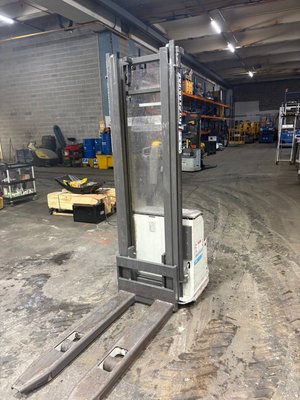 Gerbeur accompagnant UniCarriers PS125
