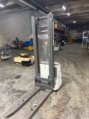 Gerbeur accompagnant UniCarriers PS125 - 1