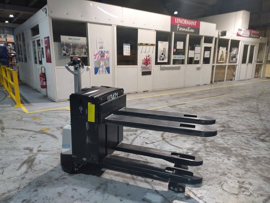 Transpalette accompagnant UniCarriers MDE200