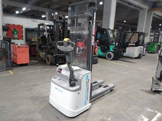 Gerbeur accompagnant UniCarriers PS125