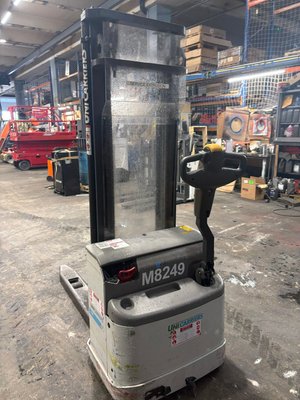 Gerbeur accompagnant UniCarriers PS125