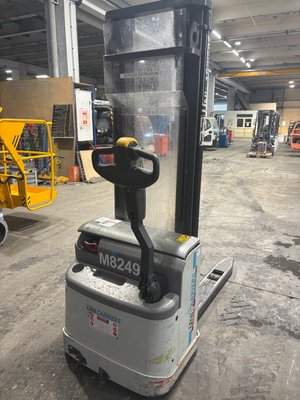 Gerbeur accompagnant UniCarriers PS125
