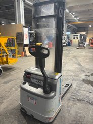 Gerbeur accompagnant UniCarriers PS125 - 3