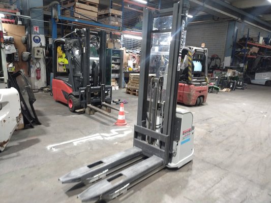 Gerbeur accompagnant UniCarriers PS125