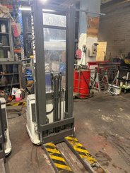 Gerbeur accompagnant UniCarriers PS125 - 1