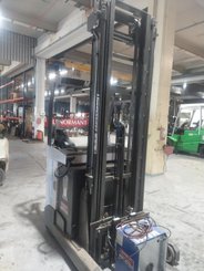 Chariot à mât rétractable UniCarriers UND 140 - 5