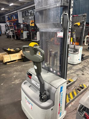 Gerbeur accompagnant UniCarriers PS125