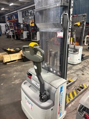 Gerbeur accompagnant UniCarriers PS125 - 2