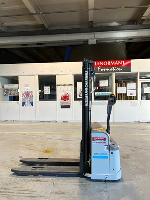 Gerbeur accompagnant UniCarriers PS125