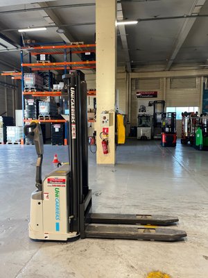 Gerbeur accompagnant UniCarriers PS125