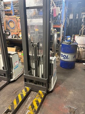 Gerbeur accompagnant UniCarriers PS125