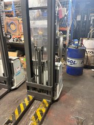 Gerbeur accompagnant UniCarriers PS125 - 1