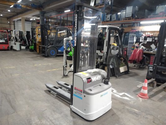 Gerbeur accompagnant UniCarriers PS125