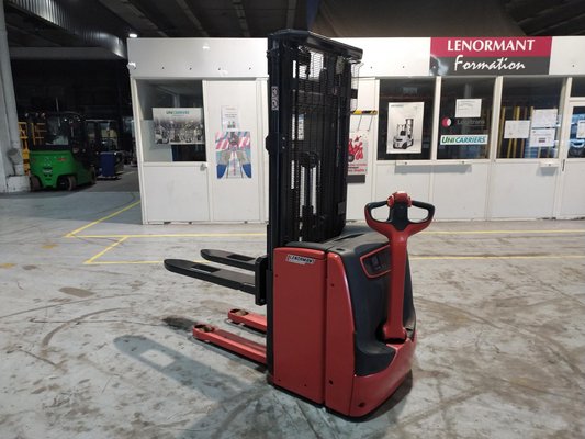 Gerbeur accompagnant Fenwick L14