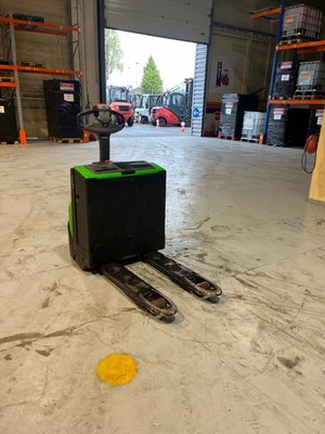 Transpalette accompagnant CESAB P216