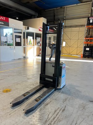 Gerbeur accompagnant UniCarriers PS125