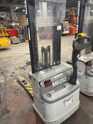 Gerbeur accompagnant UniCarriers PS125 - 3