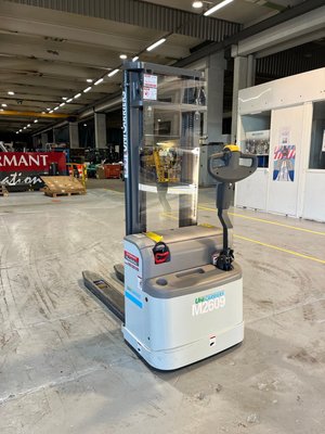 Gerbeur accompagnant UniCarriers PS125