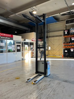 Gerbeur accompagnant UniCarriers PS125