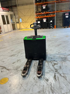 Transpalette accompagnant CESAB P216