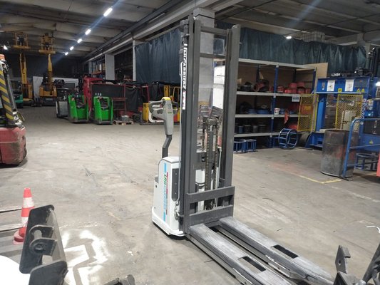 Gerbeur accompagnant UniCarriers PS125