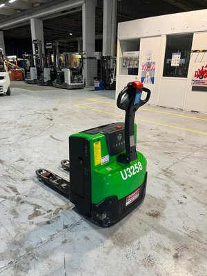 Transpalette accompagnant CESAB P216