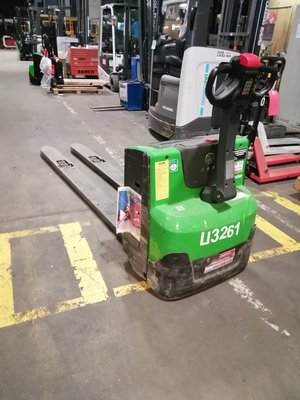 Transpalette accompagnant CESAB P220