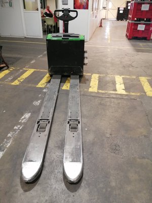 Transpalette accompagnant CESAB P220
